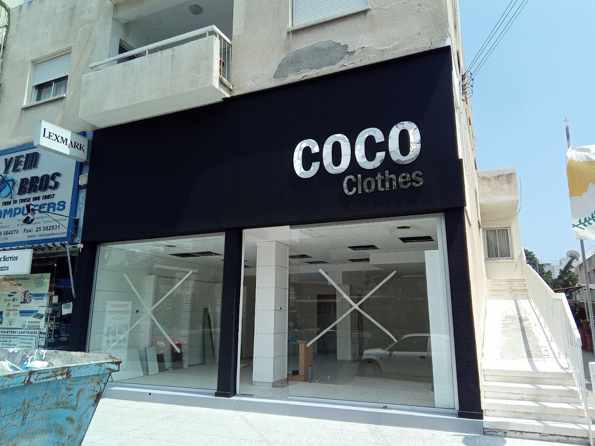 Огледални 3D букви за фасада на магазин за дрехи