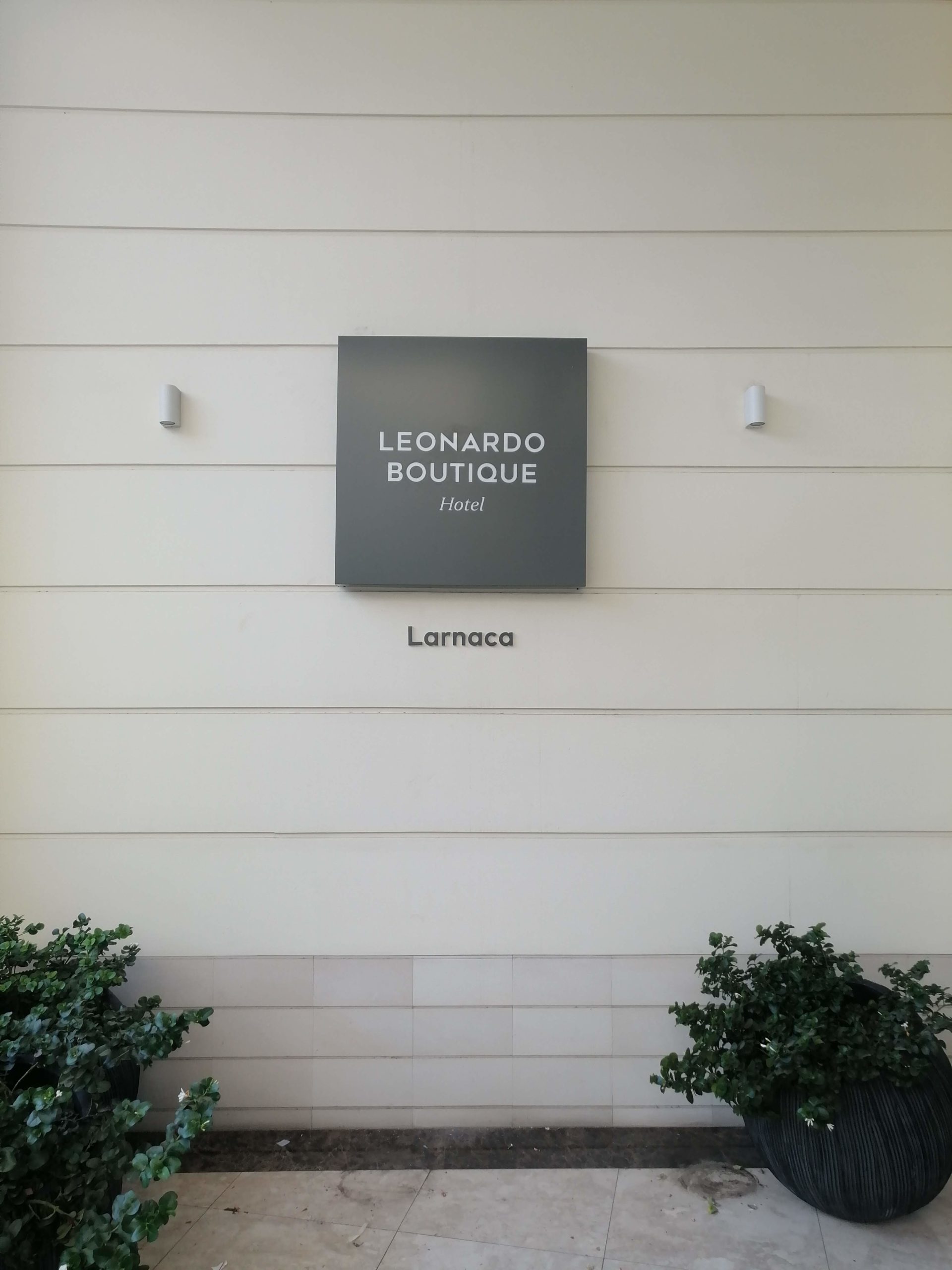 светеща рекламна кутия на вход - хотел