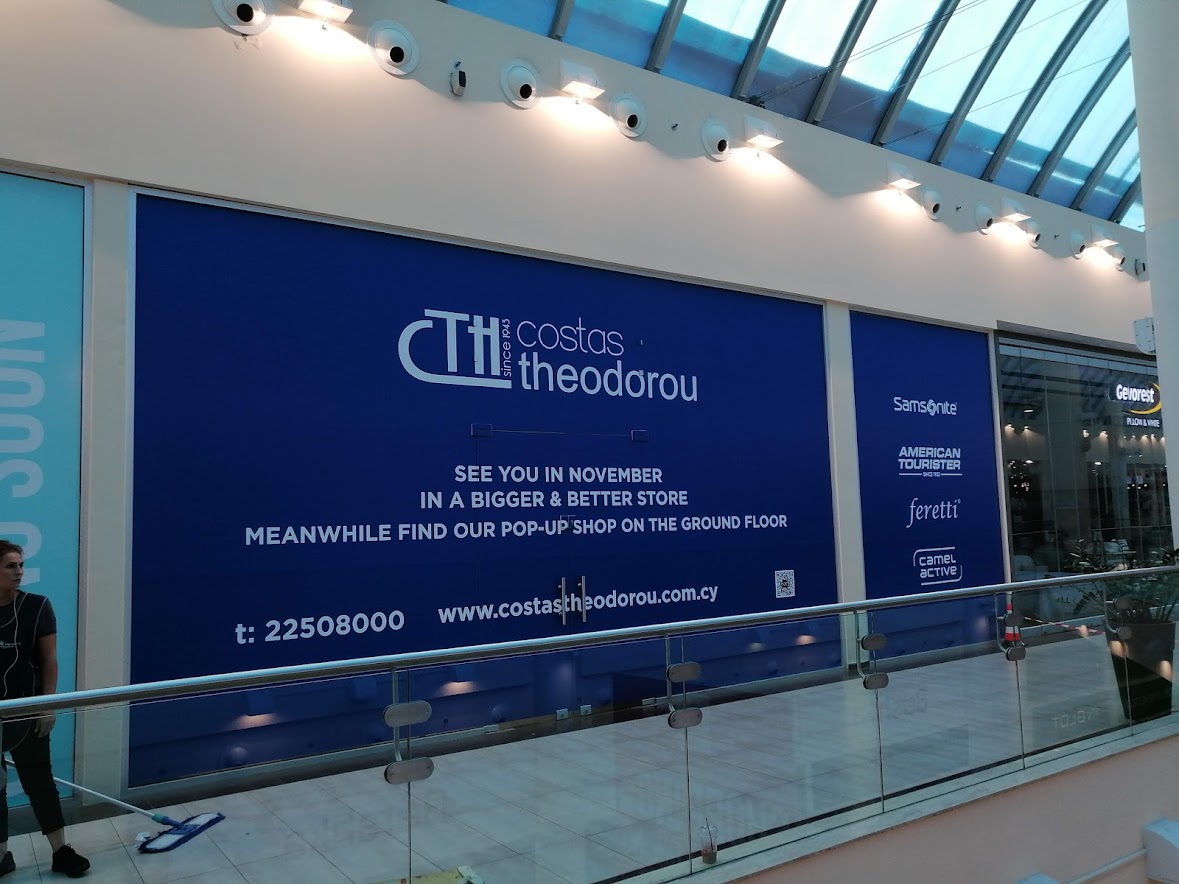 брандиране на витрина в мол